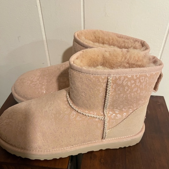 Ugg Mini Classic in snow leopard- color pink- size 8 women - Picture 4 of 7